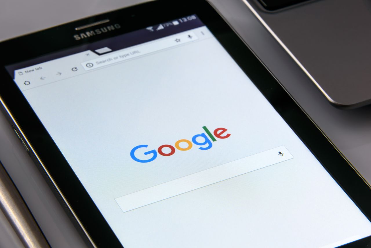 Gros plan d’une tablette affichant l’écran de recherche Google, mettant en avant la technologie et la navigation sur Internet.