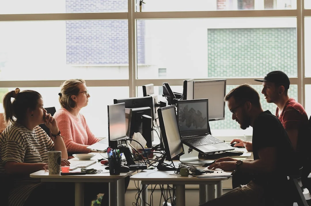 Une personne utilisant un ordinateur portable pour examiner des stratégies de marketing sur les réseaux sociaux à la maison.